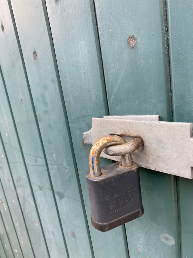 Symbolbild: Tür mit Vorhängeschloss