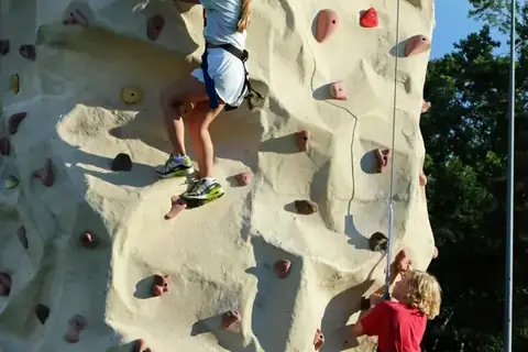 Symbolbild: Kinder an Kletterwand